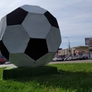 Привокзальную площадь украсил большой футбольный мяч